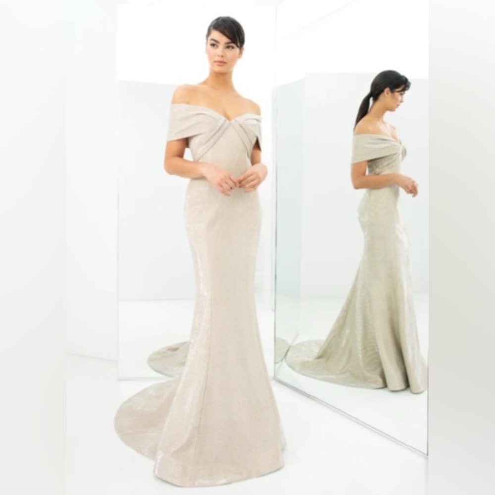 Alexander for Daymor style 1367 in gold
Off shoulder dress with train